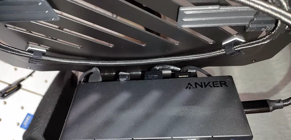 PCトレイによって蓋をされたAnker 364 USB-Cハブの上面のポート